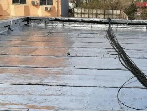大理卫生间漏水维修公司分享下大理屋面楼顶防水刚性防水层施工要点。